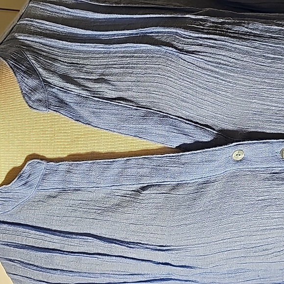 Zac & Rachel blouse size large periwinkle blue. Tab sleeves. - Picture 2 of 9